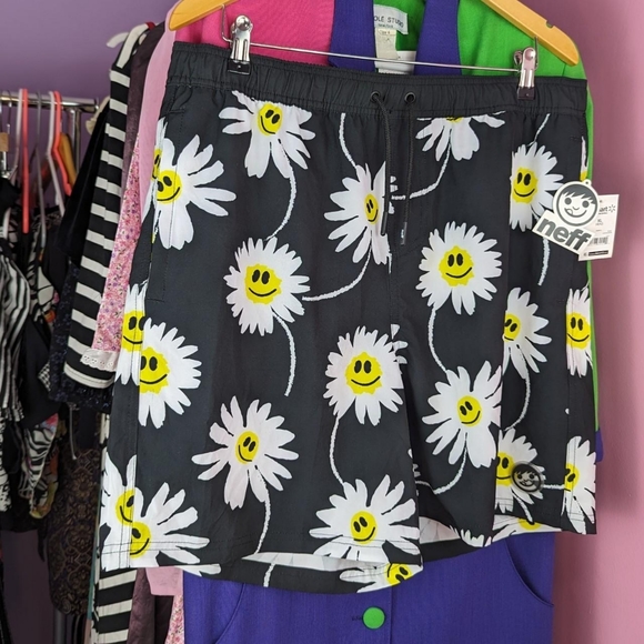 New With Tags NEFF Men's Black, White, & Yellow Daisy Smiley Graphic Swim Trunks - Picture 6 of 6